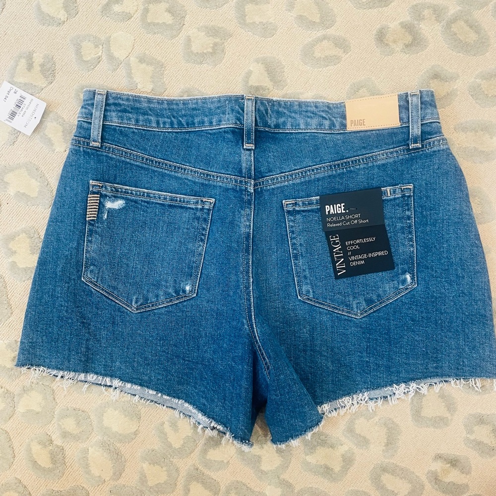 NWT Paige Noella relaxed cut off short in relaxed in starley distressed. Size 28